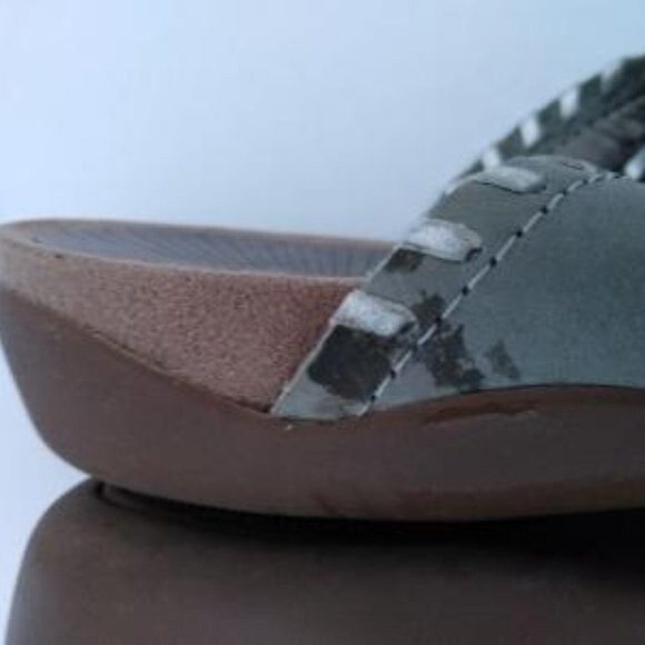 Array Moki Medallion Leather Thong Sandal Gray Women's sz 6.5 - Picture 4 of 8